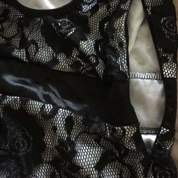 BLACK and WHITE LACE LONG SLEEVE ROMPER - Picture 4 of 4