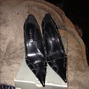 Bad-ass Pointy-toe Pumps w/tiny Silver Studs!!