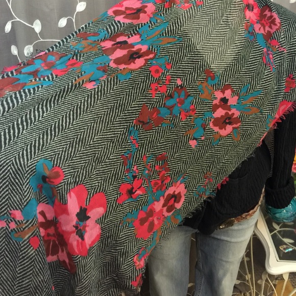 TRADE 💌💌💌 Chevron Scarf - Picture 2 of 2