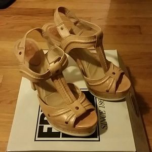 Frye Kara Tarpunto T Strap Sand