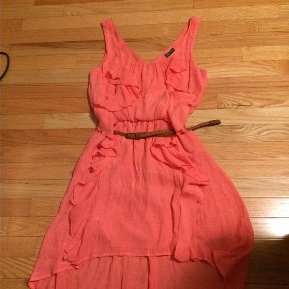 High low dress with ruffles. Belt included.