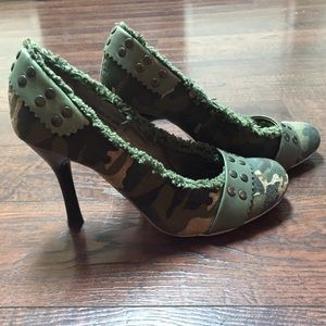 Naughty Monkey Camo pumps!