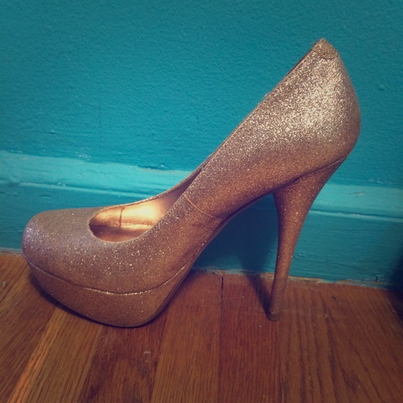 Gold sparkly pumps