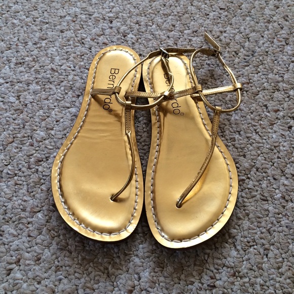 SOLD Bernardo Gold Leather Milly Sandals, 7M! - Picture 2 of 4