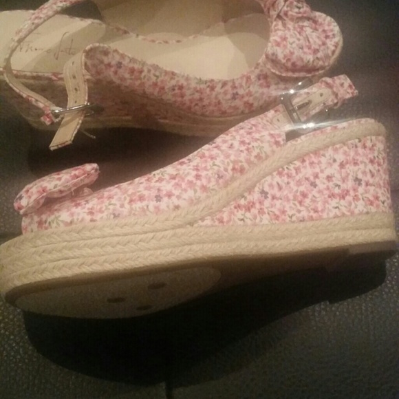 Shoes - Picture 2 of 3