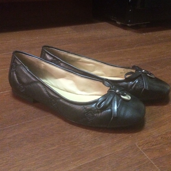 **NEW** Antonio Melani quilted black leather flats
