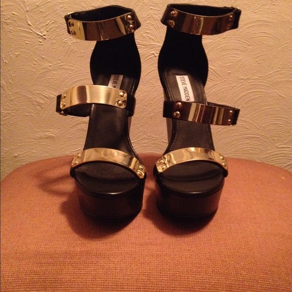 NEW Steve Madden 3 strap gold plate heel