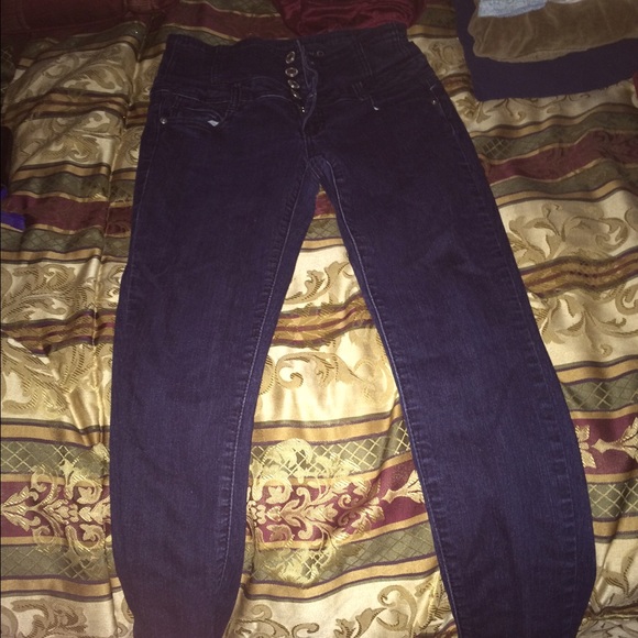 Almost famous high waisted jeans w/ 3 buttons!