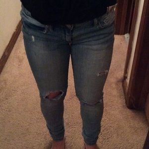 Adorable aero jeans with rips😍😍