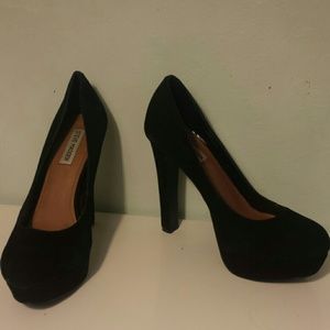 Steve Madden Black Suede Pumps