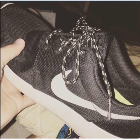 A good pair of NIKE ROSHES . SERIOUS BUYERS ONLY .