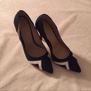 gX by Gwen Stefani • 4" black leather pumps