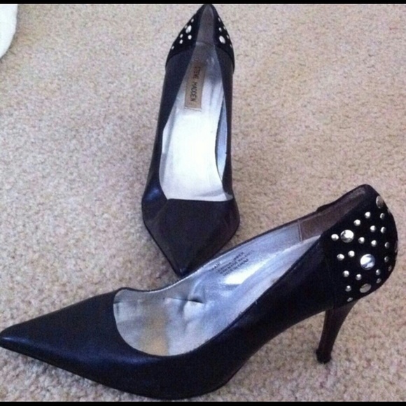 Steve Madden Black point heals w/silver studs