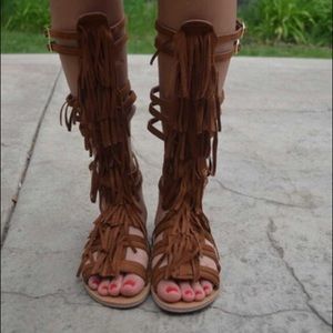 FRINGE GLADIATOR SANDALS - RUST