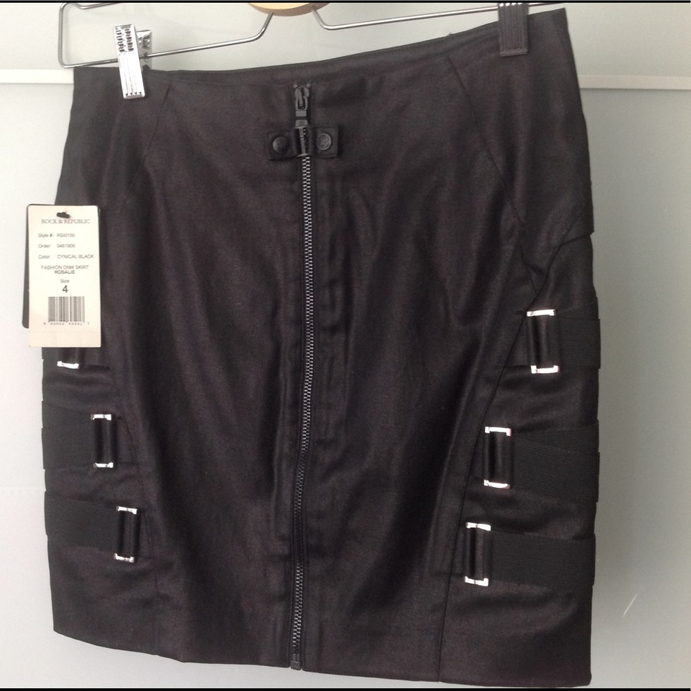 Black coated mini skirt. - Picture 3 of 7