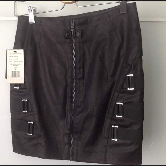 Black coated mini skirt. - Picture 3 of 7