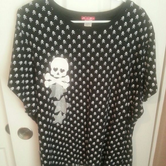 **plus size cute black top with skulls**