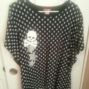**plus size cute black top with skulls**