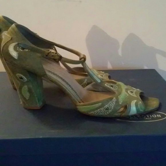 Patterned Peep-Toe Tstrap