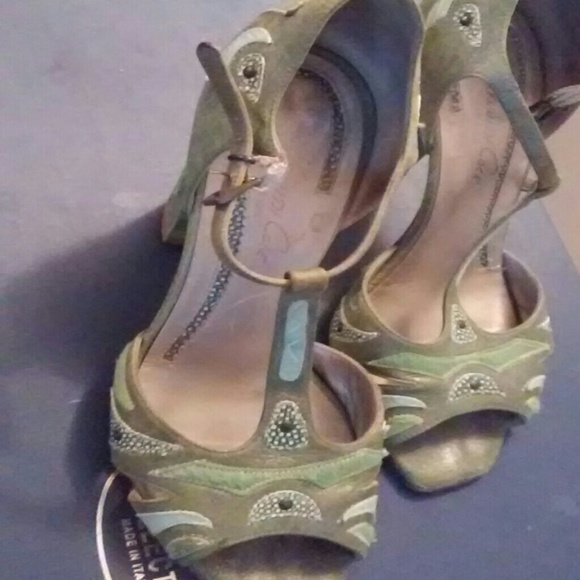 Patterned Peep-Toe Tstrap - Picture 2 of 2
