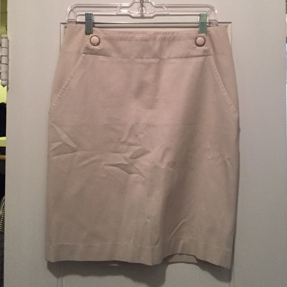 Beige skirt w pockets.