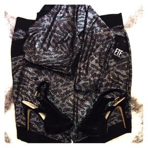 🎉it Girl HP🎉 🆕 Animal Foil crop top skirt set.