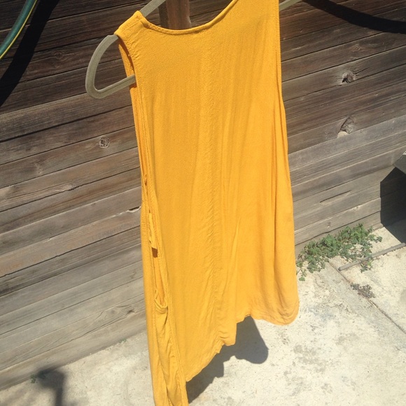 Yellow dress with side openings - Picture 3 of 4