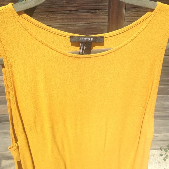 Yellow dress with side openings - Picture 4 of 4