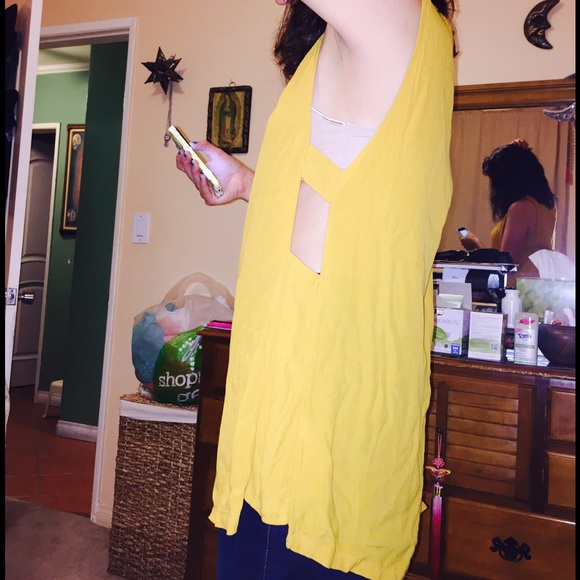 Yellow dress with side openings - Picture 2 of 4