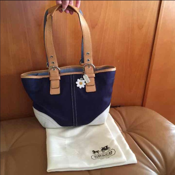Authentic daisy shoulder bag