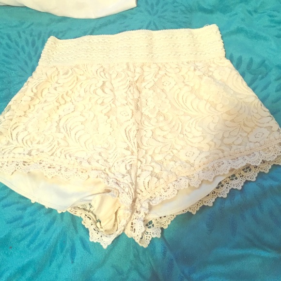 Creme lace shorts