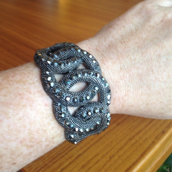 Studded metal clasp bracelet - Picture 2 of 4