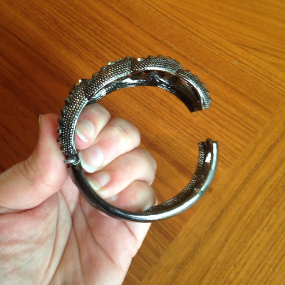 Studded metal clasp bracelet - Picture 3 of 4