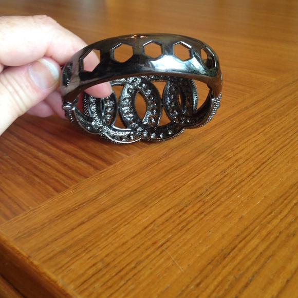 Studded metal clasp bracelet - Picture 4 of 4