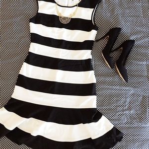 🎀 NWT: Black & White stripe dress 🎀