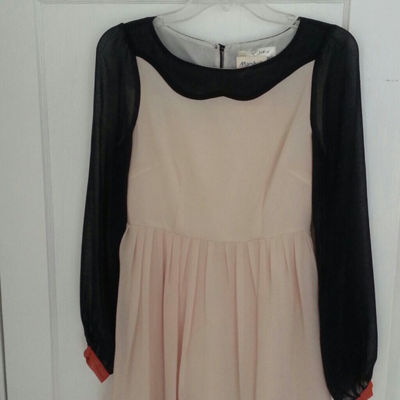 Classy Dress with sheer sleeves