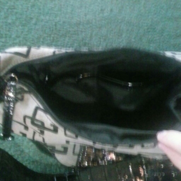 GUESS purse - Picture 3 of 4
