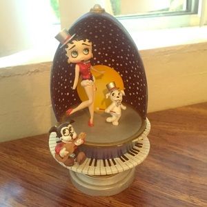 Betty Boop boopin the night away