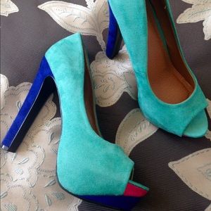 Gorgeous aqua heels w/ blue & hot pink accents 👠