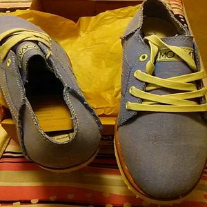 Shoes made with 100% biodegradable materials