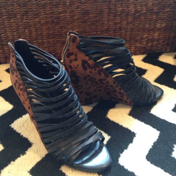 Vince Camuto leopard and leather wedges! - Picture 1 of 3