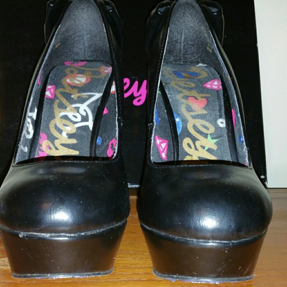 ❌SOLD❌ Cute Betsyville Black shoe with - Picture 2 of 3