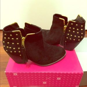 ShoeDazzle Ronnie ankle boots in size 7