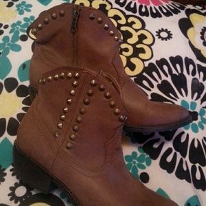 Brown short cowboy boots
