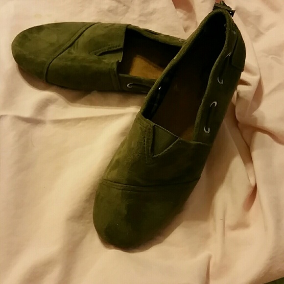 Suede-like Tom-like flats.