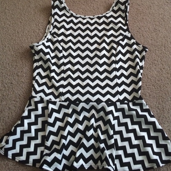 ‼️SOLD IN BUNDLE‼️ Chevron peplum top - Picture 1 of 3