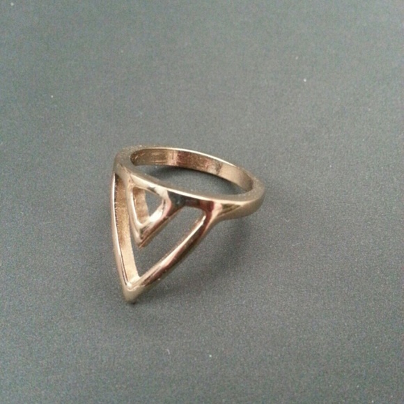 Trident ring