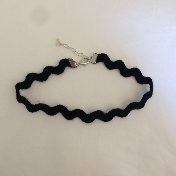 Black wave choker