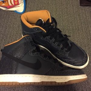 NIKE high tops, size 9