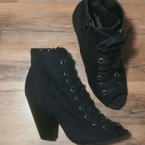 Peep-toe lace up boots